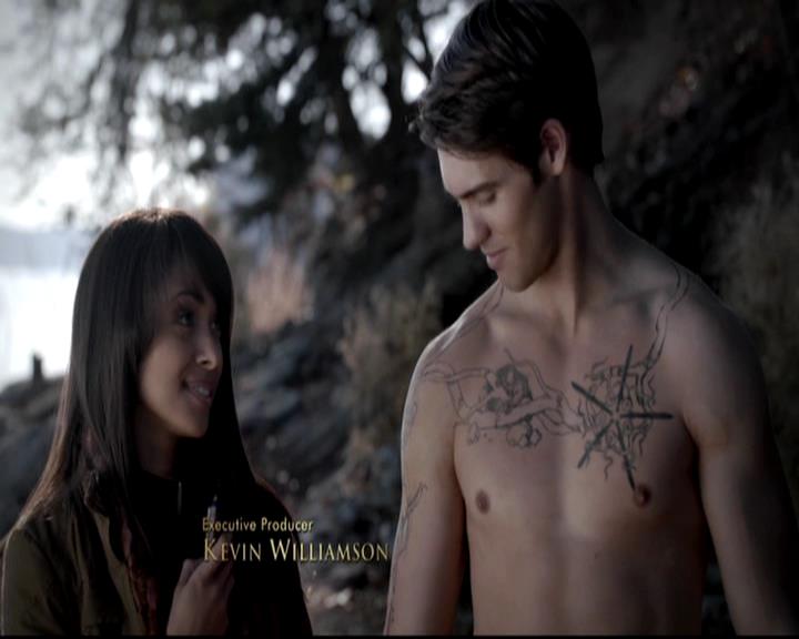 VampireDiariesWorld-dot-org_4x13IntoTheWild0270.jpg