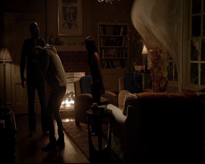 VampireDiariesWorld-dot-org_4x17BecauseTheNight0807.jpg