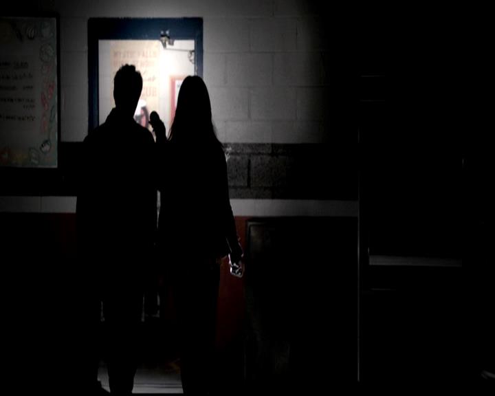 VampireDiariesWorld-dot-org_4x22TheWalkingDead0648.jpg