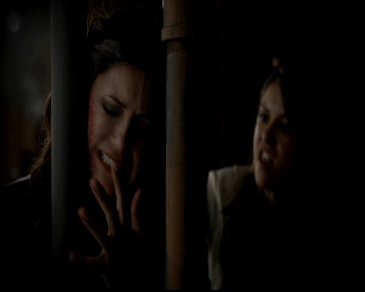 VampireDiariesWorld-dot-org_4x22TheWalkingDead1102.jpg