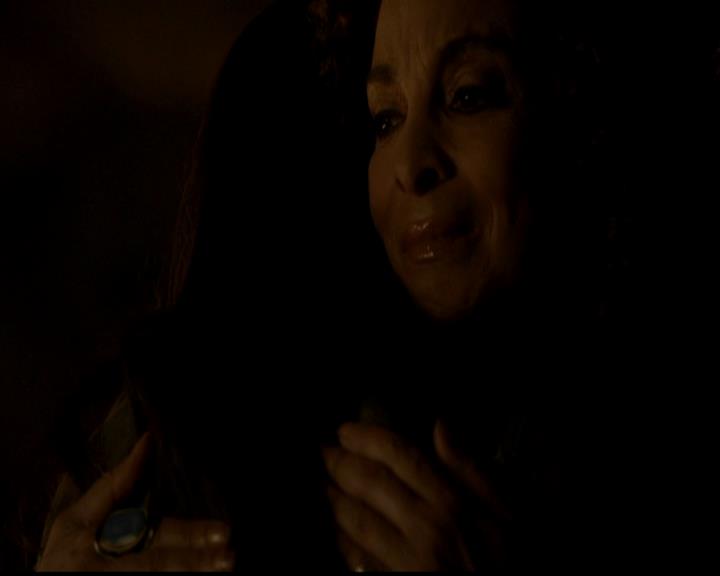 VampireDiariesWorld-dot-org_4x22TheWalkingDead1634.jpg