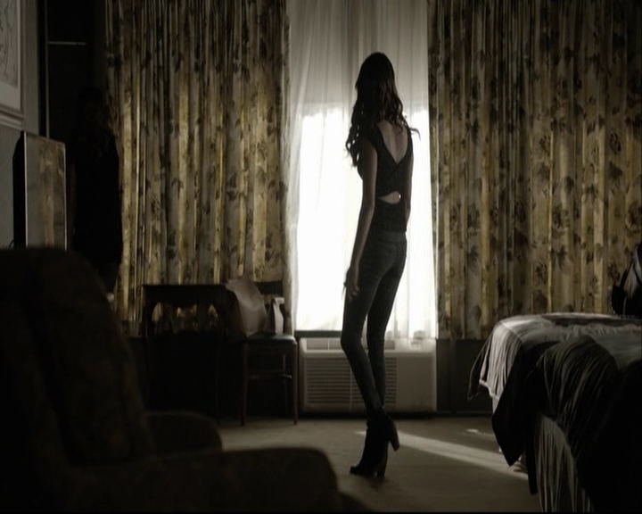 VampireDiariesWorld-dot-org_5x05MontersBall-deletedscenes2435.jpg