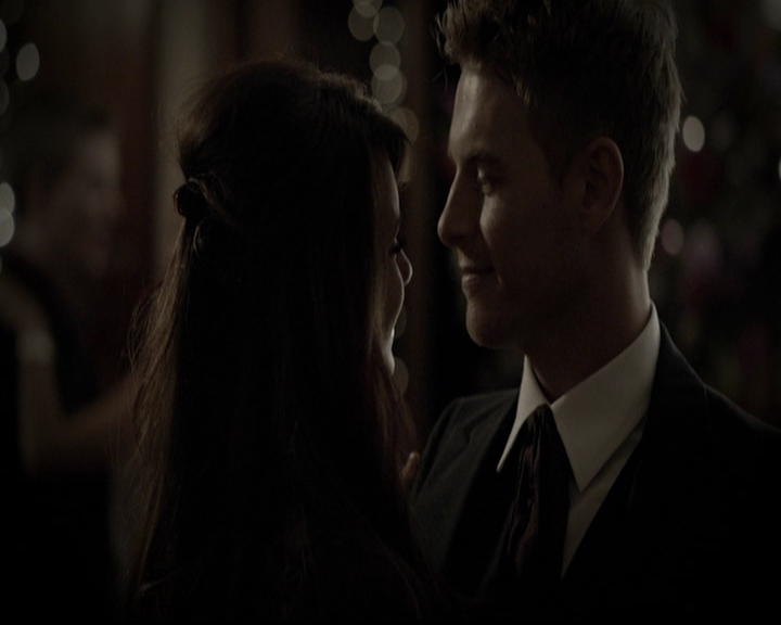 VampireDiariesWorld-dot-org_5x05MontersBall1529.jpg