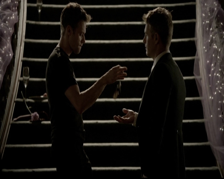 VampireDiariesWorld-dot-org_5x05MontersBall1875.jpg