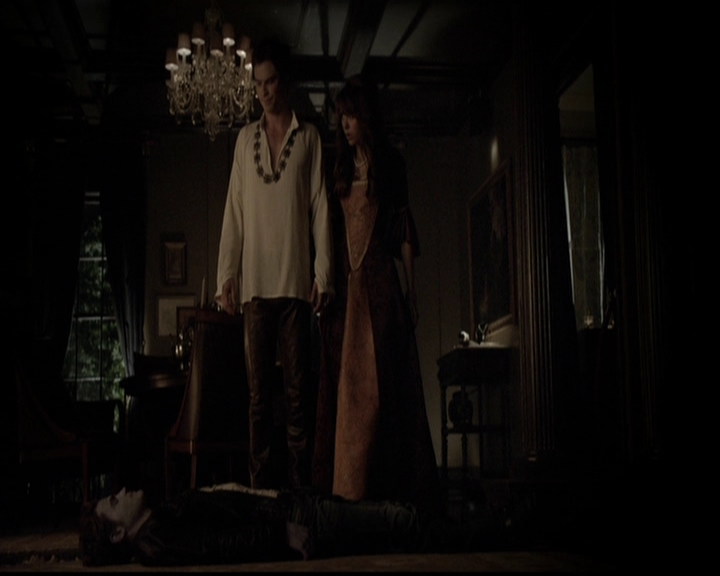VampireDiariesWorld-dot-org_5x05MontersBall1907.jpg