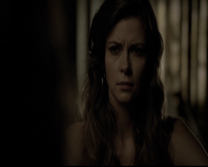 VampireDiariesWorld-dot-org_5x05MontersBall2005.jpg