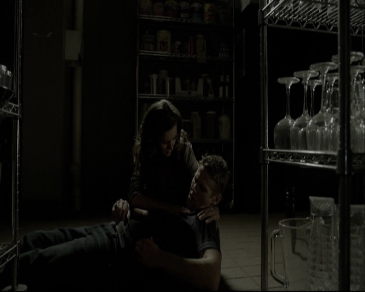 VampireDiariesWorld-dot-org_5x08DeadManOnCampus-deletedscene0072.jpg