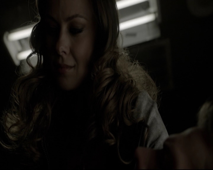 VampireDiariesWorld-dot-org_5x08DeadManOnCampus-deletedscene0077.jpg