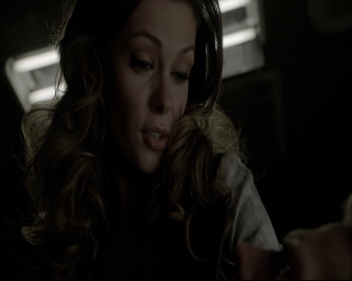 VampireDiariesWorld-dot-org_5x08DeadManOnCampus-deletedscene0079.jpg