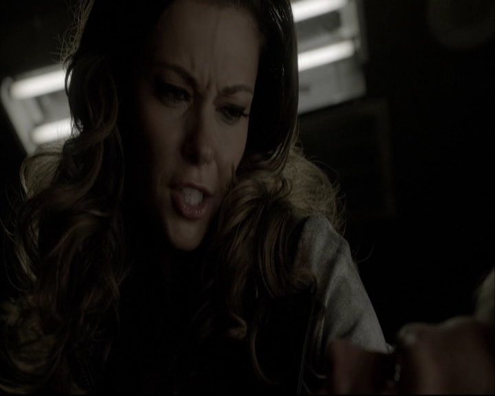 VampireDiariesWorld-dot-org_5x08DeadManOnCampus-deletedscene0082.jpg