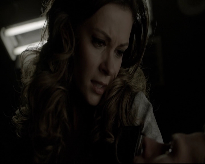VampireDiariesWorld-dot-org_5x08DeadManOnCampus-deletedscene0087.jpg