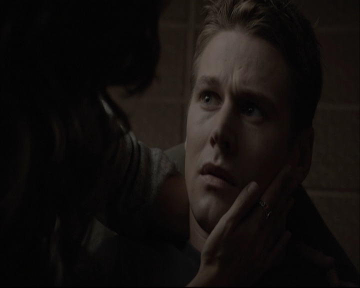 VampireDiariesWorld-dot-org_5x08DeadManOnCampus-deletedscene0089.jpg