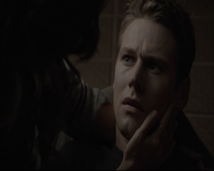 VampireDiariesWorld-dot-org_5x08DeadManOnCampus-deletedscene0090.jpg