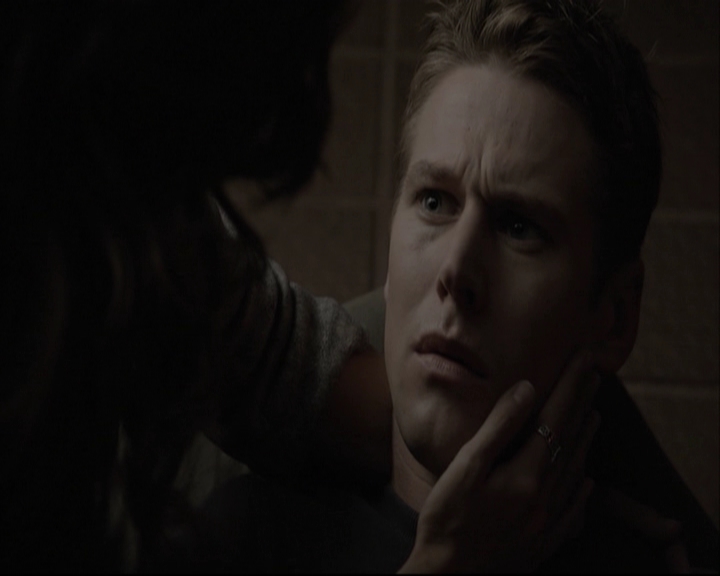 VampireDiariesWorld-dot-org_5x08DeadManOnCampus-deletedscene0093.jpg