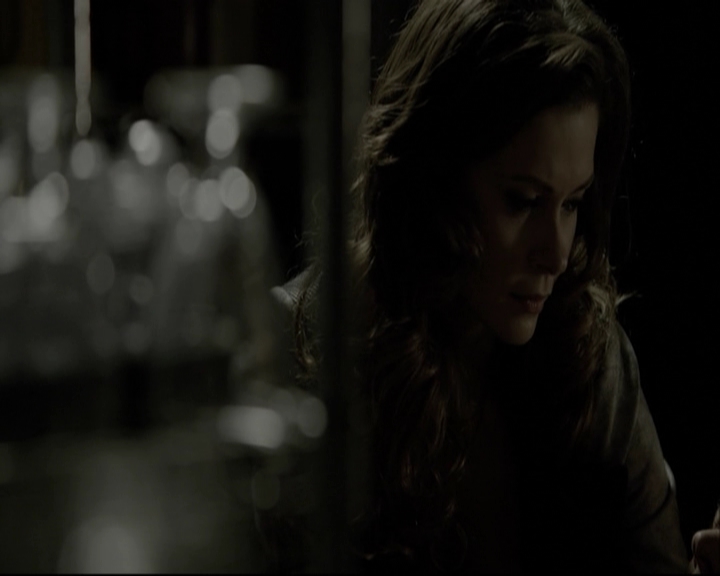 VampireDiariesWorld-dot-org_5x08DeadManOnCampus-deletedscene0113.jpg