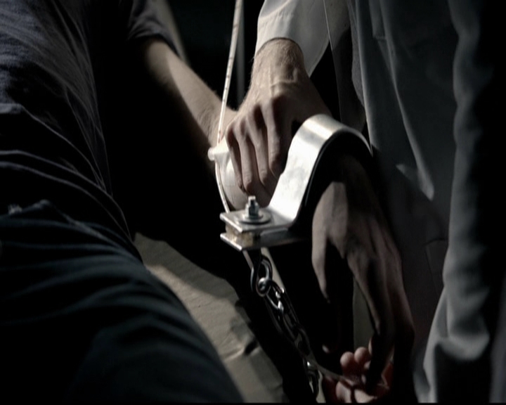 VampireDiariesWorld-dot-org_5x08DeadManOnCampus0071.jpg