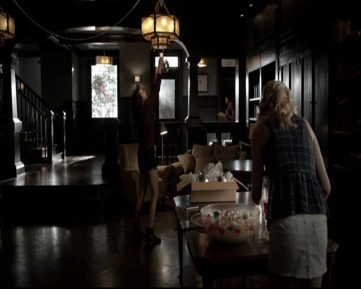VampireDiariesWorld-dot-org_5x08DeadManOnCampus0548.jpg