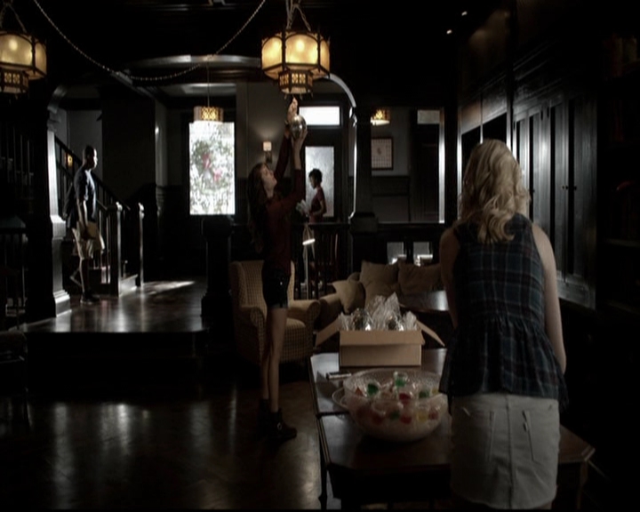 VampireDiariesWorld-dot-org_5x08DeadManOnCampus0550.jpg