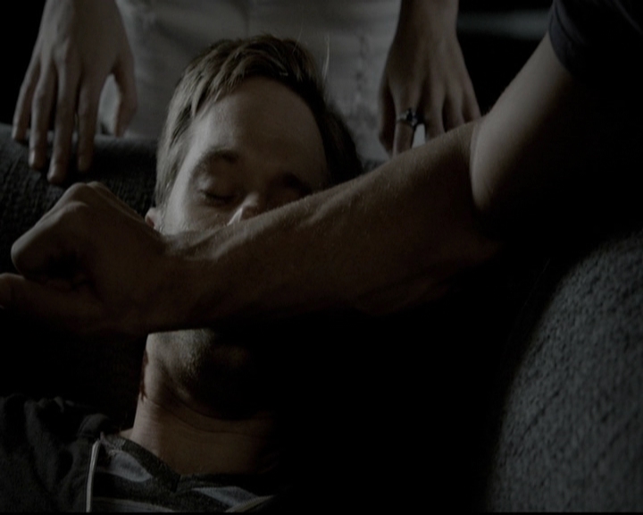 VampireDiariesWorld-dot-org_5x08DeadManOnCampus0714.jpg