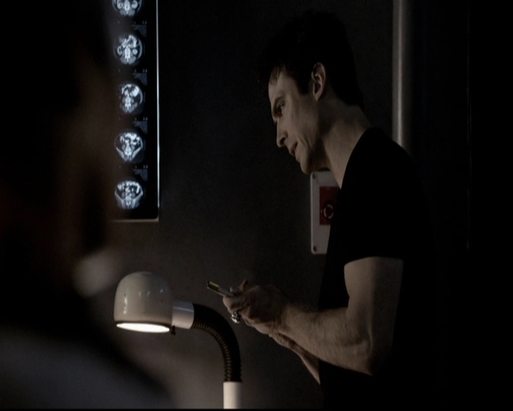 VampireDiariesWorld-dot-org_5x08DeadManOnCampus1184.jpg