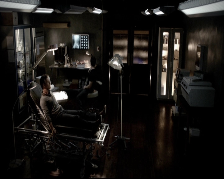 VampireDiariesWorld-dot-org_5x08DeadManOnCampus1344.jpg