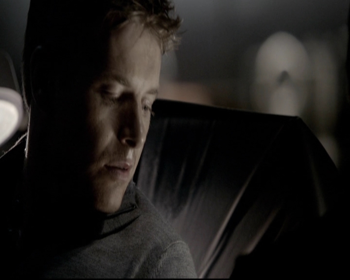 VampireDiariesWorld-dot-org_5x08DeadManOnCampus1358.jpg