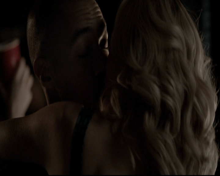VampireDiariesWorld-dot-org_5x08DeadManOnCampus1374.jpg