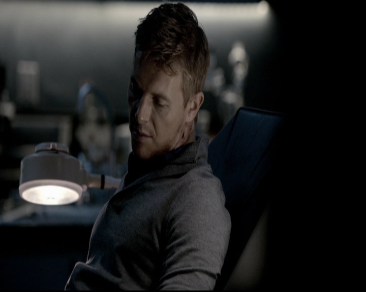 VampireDiariesWorld-dot-org_5x08DeadManOnCampus2227.jpg