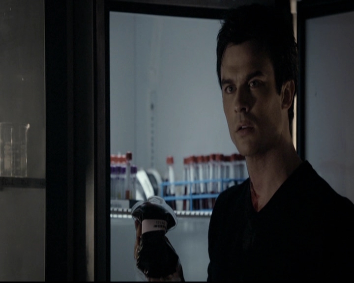 VampireDiariesWorld-dot-org_5x08DeadManOnCampus2246.jpg