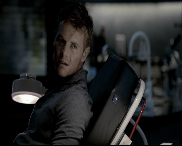 VampireDiariesWorld-dot-org_5x08DeadManOnCampus2256.jpg