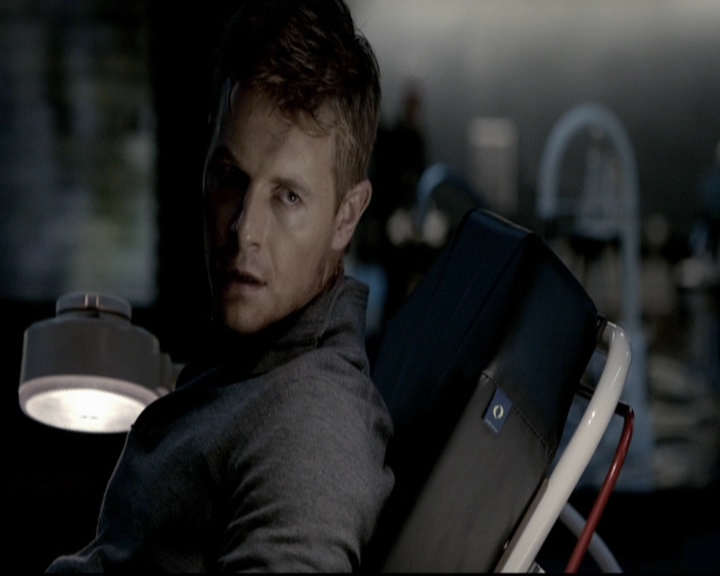 VampireDiariesWorld-dot-org_5x08DeadManOnCampus2267.jpg