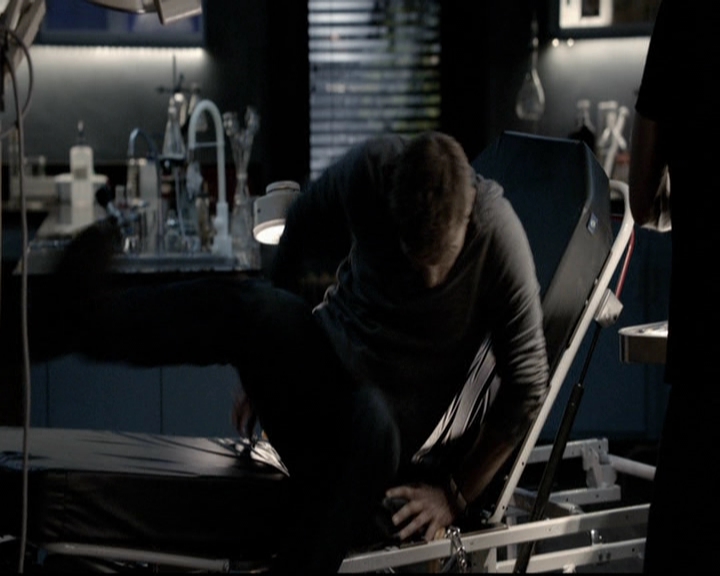 VampireDiariesWorld-dot-org_5x08DeadManOnCampus2279.jpg