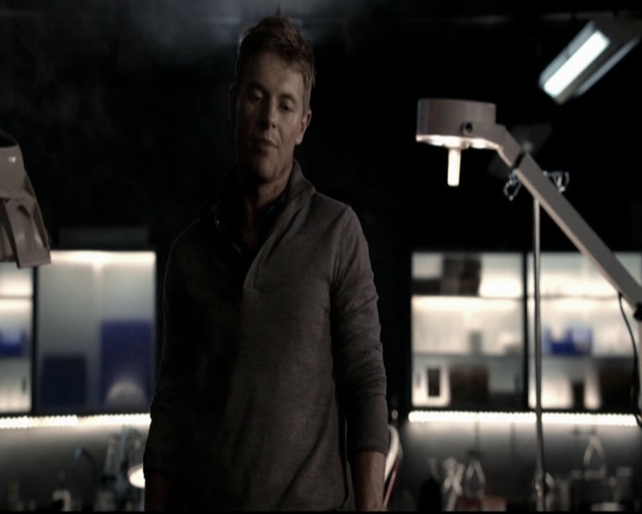 VampireDiariesWorld-dot-org_5x08DeadManOnCampus2289.jpg