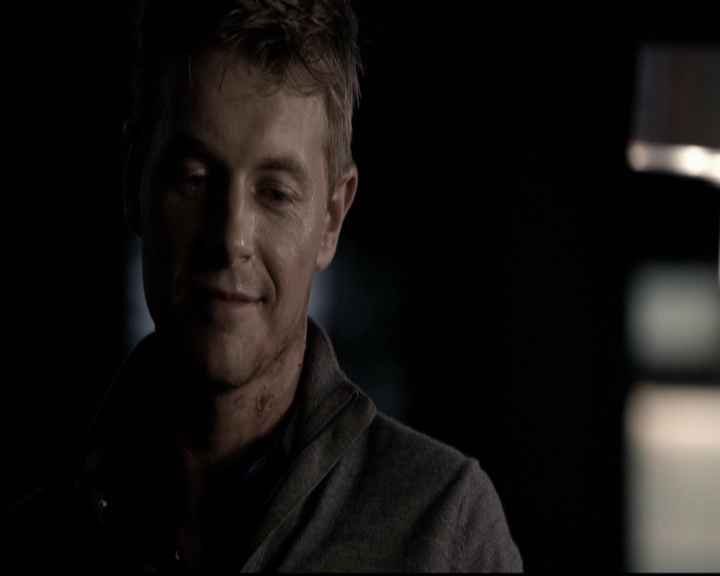 VampireDiariesWorld-dot-org_5x08DeadManOnCampus2297.jpg