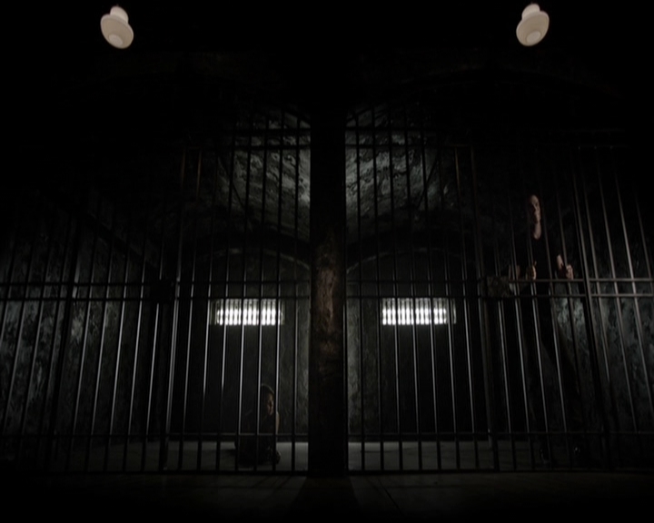 VampireDiariesWorld-dot-org_5x09TheCell0802.jpg