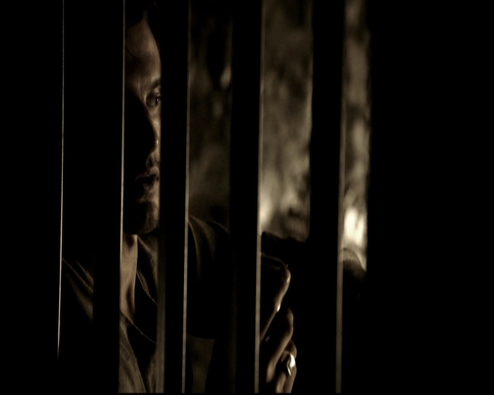 VampireDiariesWorld-dot-org_5x09TheCell1992.jpg