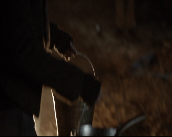 VampireDiariesWorld-dot-org_5x17RescueMe2220.jpg