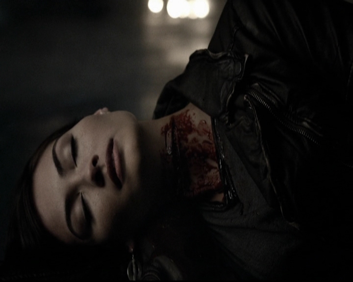 VampireDiariesWorld-dot-org_5x19ManOnFire0329.jpg