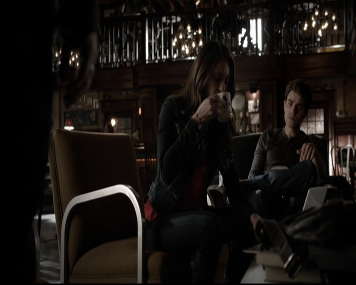 VampireDiariesWorld-dot-org_5x19ManOnFire0386.jpg