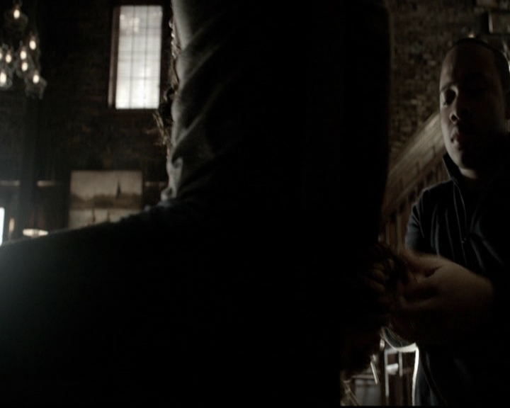 VampireDiariesWorld-dot-org_5x19ManOnFire0575.jpg