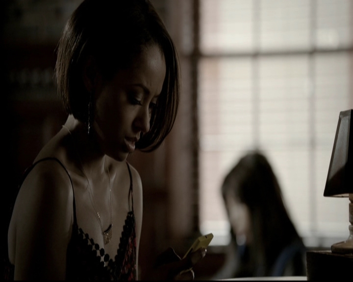 VampireDiariesWorld-dot-org_5x19ManOnFire0637.jpg
