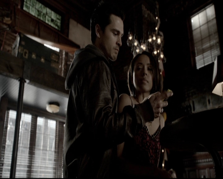 VampireDiariesWorld-dot-org_5x19ManOnFire0651.jpg