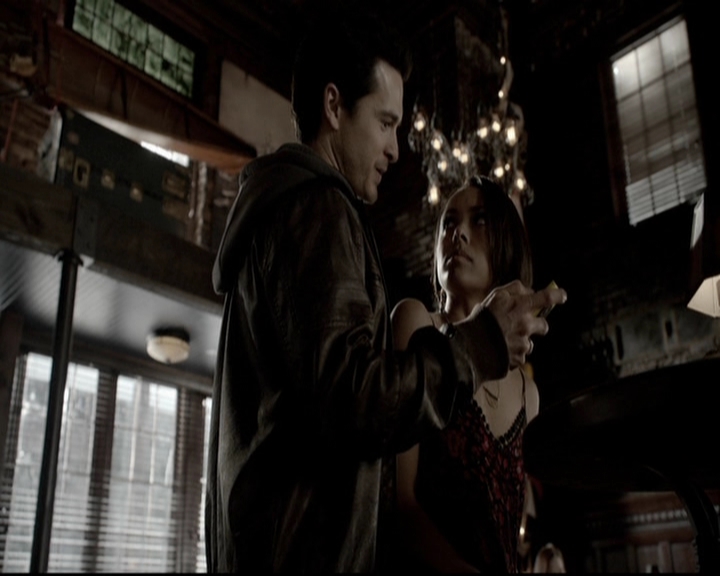 VampireDiariesWorld-dot-org_5x19ManOnFire0652.jpg