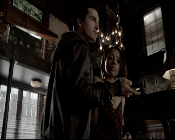VampireDiariesWorld-dot-org_5x19ManOnFire0653.jpg