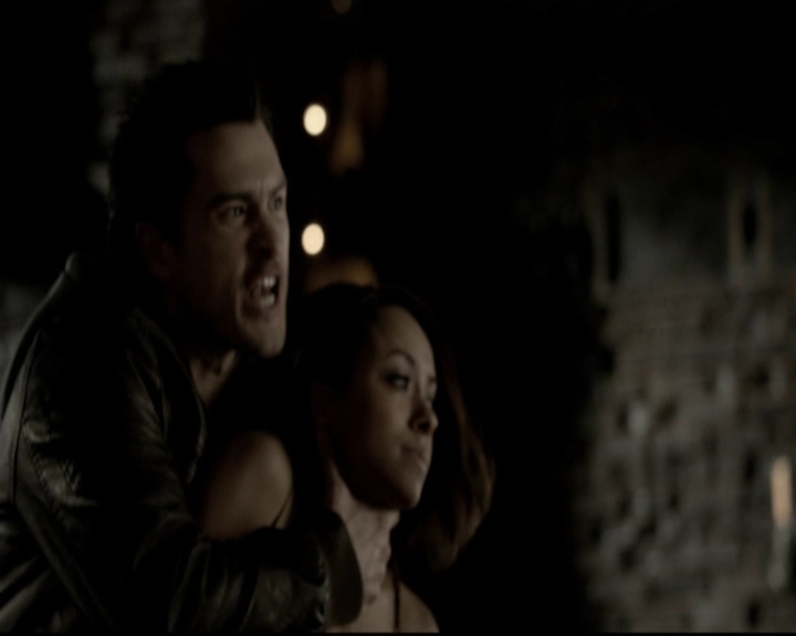 VampireDiariesWorld-dot-org_5x19ManOnFire0857.jpg