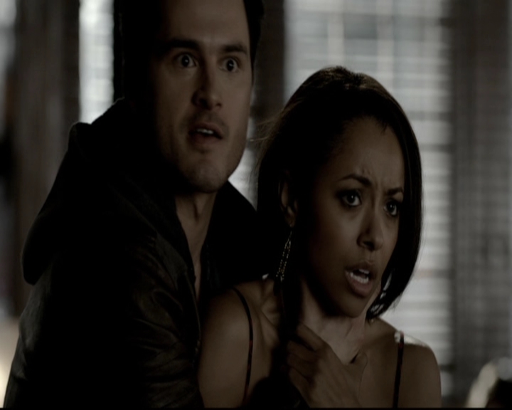 VampireDiariesWorld-dot-org_5x19ManOnFire0865.jpg