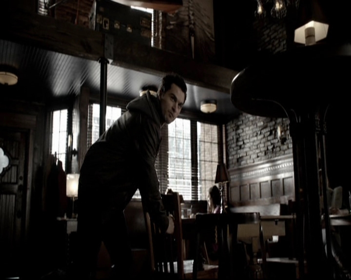 VampireDiariesWorld-dot-org_5x19ManOnFire0910.jpg
