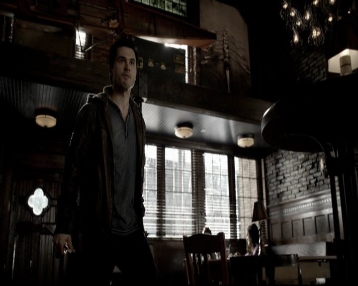 VampireDiariesWorld-dot-org_5x19ManOnFire0911.jpg