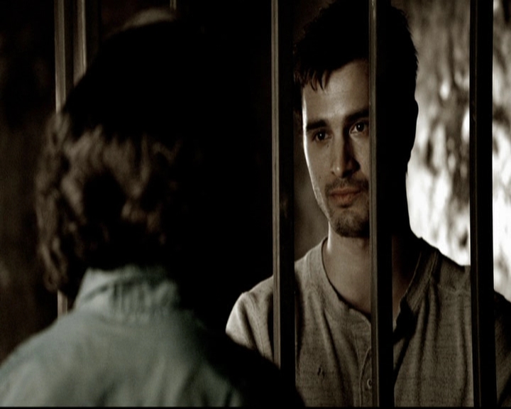 VampireDiariesWorld-dot-org_5x19ManOnFire0973.jpg