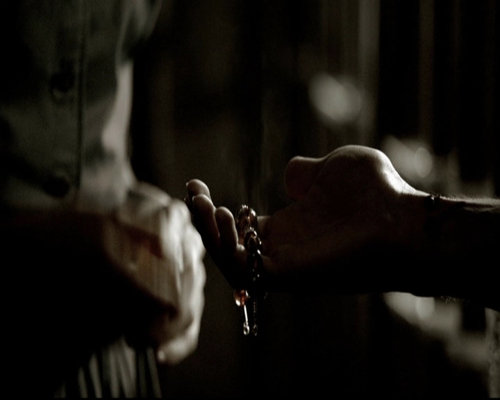 VampireDiariesWorld-dot-org_5x19ManOnFire1032.jpg